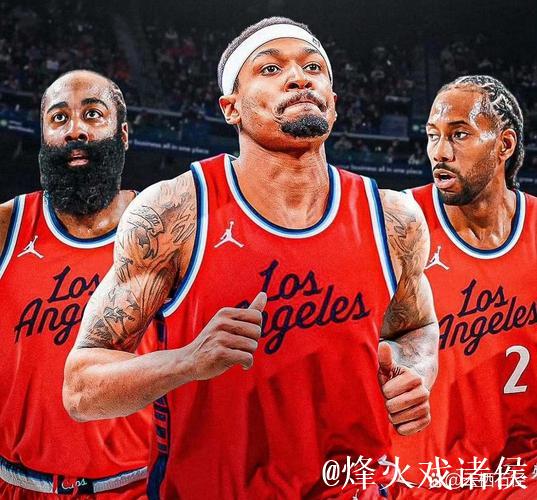 快船内讧严重程度引发关注，洛杉矶德比替补席爆发激烈冲突，暂停时卢指导怒斥大洛摔战术板，球队氛围陷入尴尬僵局